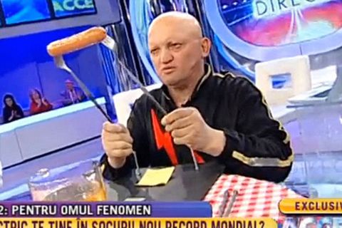 塞爾維亞男子不怕高壓電被稱“人體發(fā)電機(jī)”（組圖）