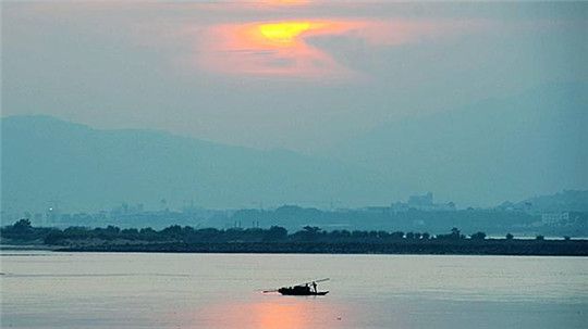 訴衷腸o當年只身赴商海，華全詩詞