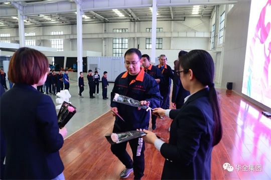 母親節(jié)到了，華全集團職工領(lǐng)取鮮花送給媽媽