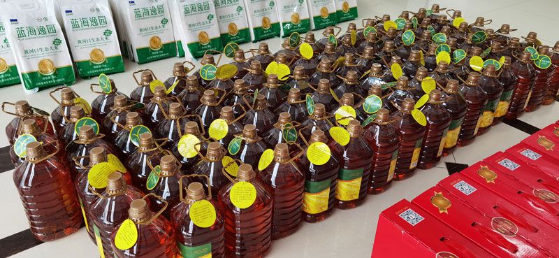 華全集團為員工準備花生油作為中秋福利