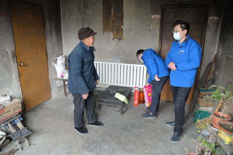 華全集團(tuán)黨支部走訪(fǎng)慰問(wèn)永寧官莊村困難群眾