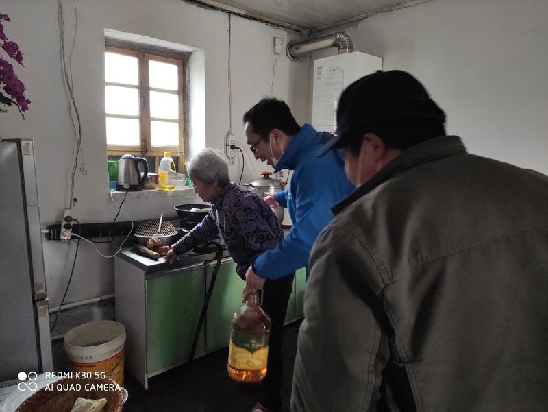 華全集團(tuán)黨支部走訪(fǎng)慰問(wèn)永寧官莊村困難群眾