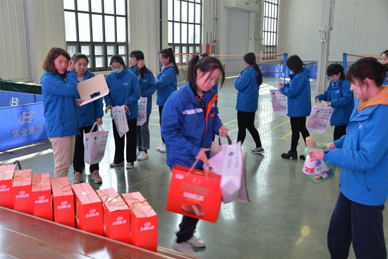 華全集團女職工領取三八婦女節(jié)禮物